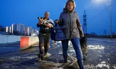 Sedikitnya 45 Orang Tewas Ketika Banjir Bandang Menyapu Rumah dan Mobil di Kenya Bagian Barat 